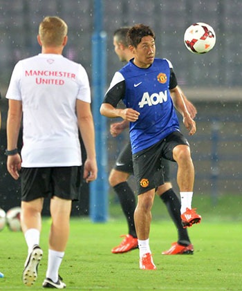 Welbeck trò chuyện với Kagawa trong buổi tập