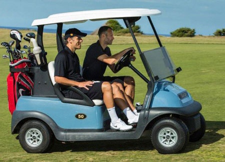 Trong khi đó một nhóm cầu thủ khác của MU đi chơi Golf