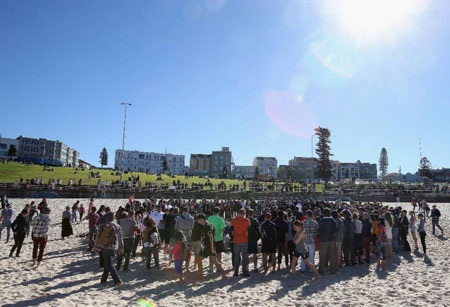 Khá đông người hâm mộ đến xem các cầu thủ MU tập