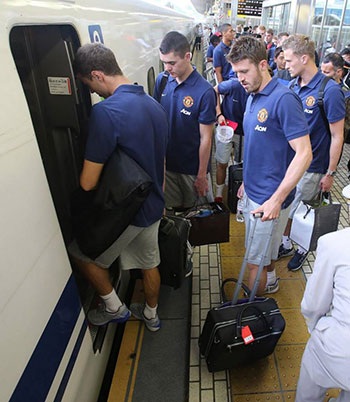 Với nhiều cầu thủ của MU, tầu điện cao tốc là phương tiện di chuyển lạ lẫm