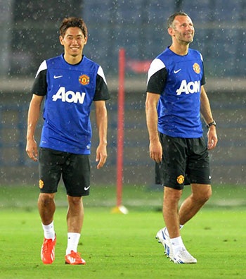 Giggs bên cạnh Kagawa