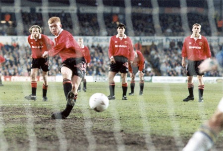 Paul Scholes sút penalty vào lưới đội trẻ của Leeds năm 1993