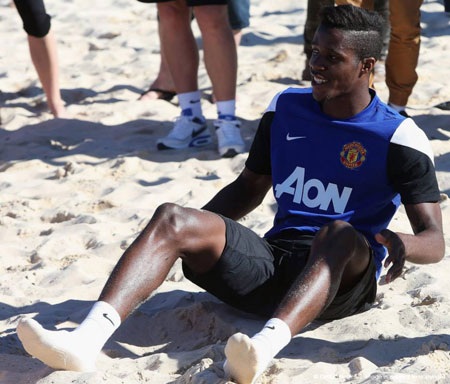 Tiền vệ trẻ Zaha an toàn với đôi tất để đi trên cát