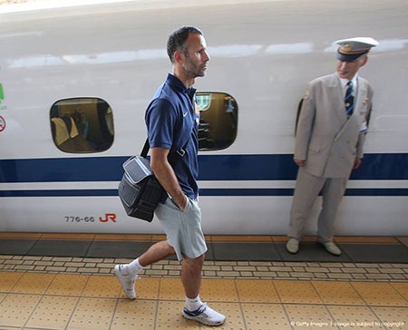 Giggs xuống tàu tại ga ở Osaka