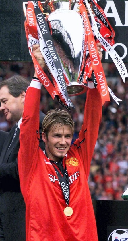 David Beckham với chiếc cúp vô địch Premier League năm 1999
