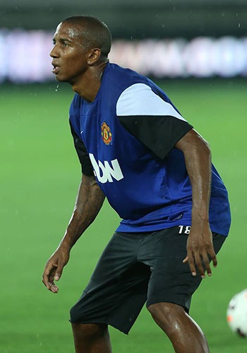 Ashley Young và Smalling đều đã bình phục chấn thương và nhập đoàn du đấu của MU