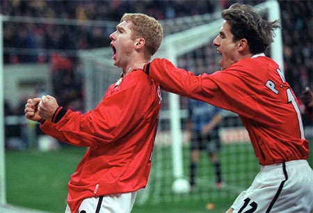 Paul Scholes và Phil Neville trong pha ăn mừng bàn thắng năm 1999