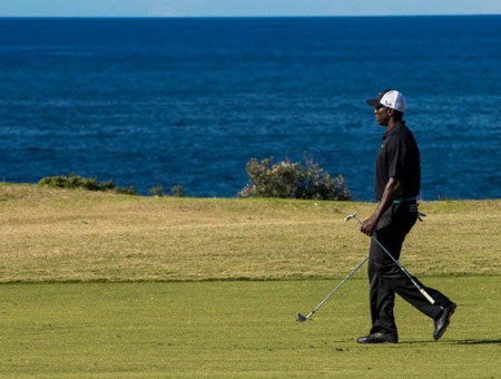 Yorke đi đến gần lỗ golf sau một cú đánh