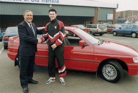 Ryan Giggs nhận chiếc xe nhãn hiệu Ford từ Jim Quick.