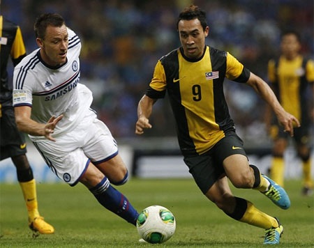 Terry ngăn cản pha đi bóng của Norsharul Idlan Talaha