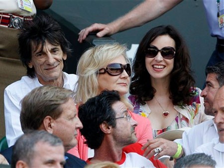 Thành viên ban nhạc Rolling Stone,  Ronnie Wood (trái) và vợ Sally Humphreys