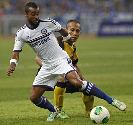 Cole che bóng trước sự áp sát của cầu thủ đối phương