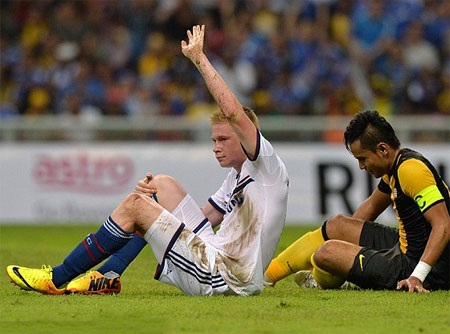 Tiền vệ người Bỉ đã bị đau đầu gối và ngay lập tức ra hiệu thay người