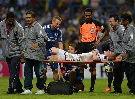 De Bruyne đã phải rời sân bằng cáng