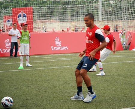 Walcott trên sân cỏ với các cầu thủ nhí