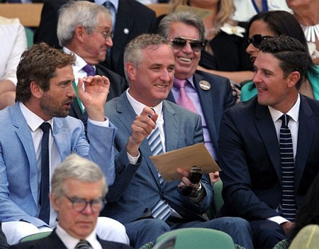 Diễn viên Butler nói chuyện với Justin Rose, tay golf vừa VĐ Us Open