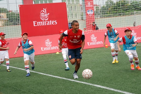 Các cầu thủ nhí phấn khích khi được chơi bóng cùng các ngôi sao đẳng cấp thế giới