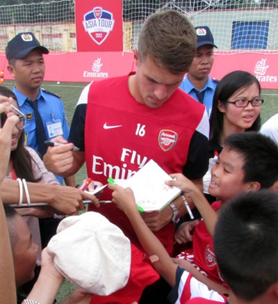 Ramsey cho ký tặng các em nhỏ