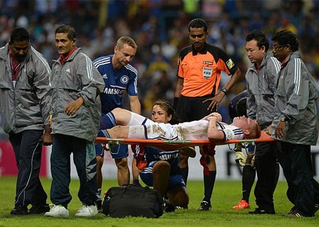 De Bruyne đã rời sân bằng cáng