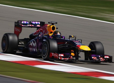 Vettel đã nhanh chóng vượt lên dẫn đầu đoàn đua