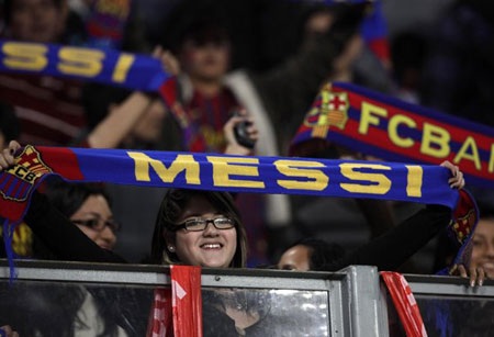 Một cổ động viên giơ chiếc khăn có in tên Messi