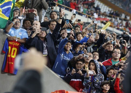 Rất đông đảo CĐV đón chờ sự xuất hiện của các ngôi sao