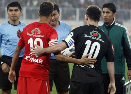 Hai đội trưởng cùng mang áo số 10