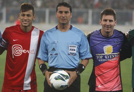 Neymar khi gia nhập Barca cũng đã hết lời ca ngợi Messi