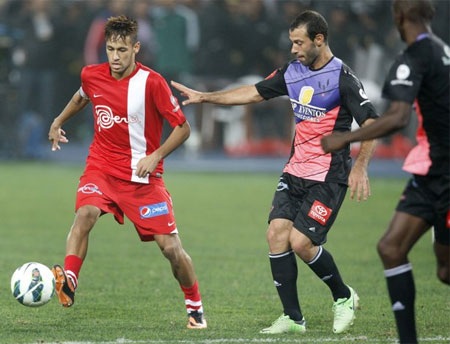 Neymar trong vòng vây của đối phương