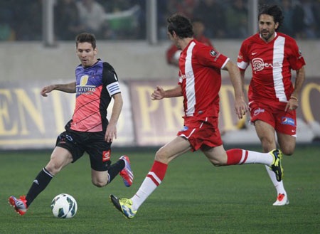 Messi trong một pha đi bóng. Đội của Messi đã thắng 8-5 ở trận này