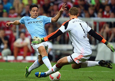 Nasri bị ngăn cản bởi thủ thành Neuer