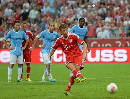 Mueller cân bằng tỷ số cho Bayern Munich trên chấm phạt đền ở phút 65