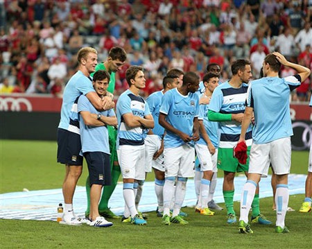 Đại diện đến từ xứ sương mù lặng nhìn đối thủ đăng quang