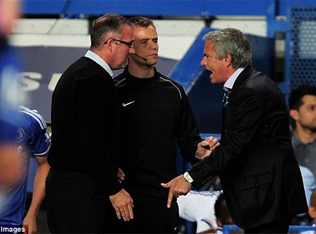 Thắng Aston Villa, Chelsea leo lên ngôi đầu bảng - 1 Mourinho tranh cãi với Lampbert về tình huống va chạm của các học trò