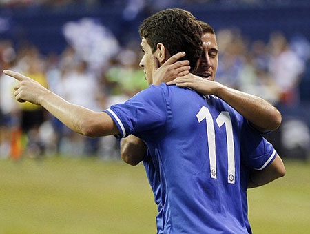 Oscar lập siêu phẩm mở tỷ số ở phút 13