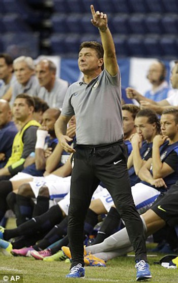 Walter Mazzarri cũng cố gắng truyền lửa cho học trò trên sân