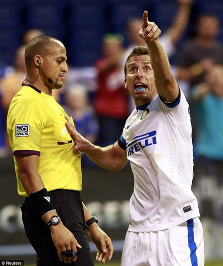 Hugo Campagnaro  phân bua với trọng tài sau pha vào bóng ác ý với Terry