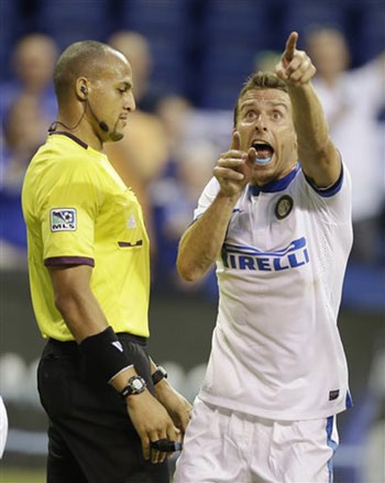 Sự giải thích của anh không được chấp nhận, hậu vệ của Inter đã phải nhận thẻ đỏ trực tiếp