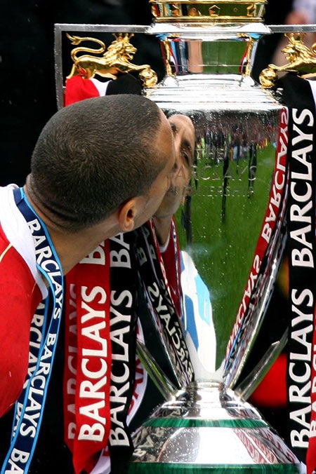 Ferdinand và chiếc cúp vô địch Premier League thứ 2 của anh cùng MU (2006/7)