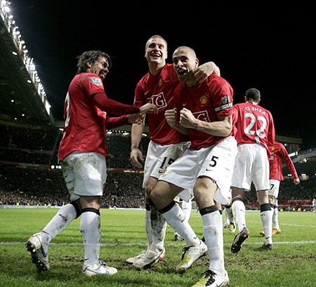 Ferdinand và chiếc cúp vô địch Premier League thứ 2 của anh cùng MU (2006/7)