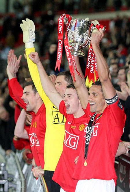 Ferdinand giơ cao chiếc cúp League Cup ở mùa giải 2008/09