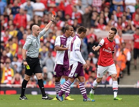 Arsenal ôm hận ngay trận mở màn - 3 Koscielny nhận thẻ đỏ sau pha vào bóng bằng 2 chân với Benkete