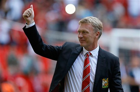 Moyes vẫy chào khán giả trước khi lên nhận cúp