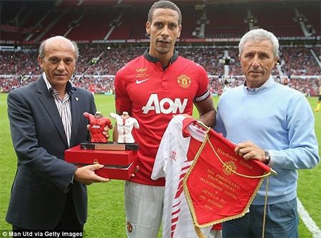 Cầu thủ đội trưởng MU nhận quà lưu niệm từ Sevilla