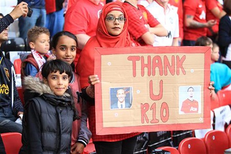 Một CĐV với tấm biểu ngữ cổ vũ khó kiểu. Cảm ơn R10 (Rooney), nhưng lại dán hình của...Ferdinand