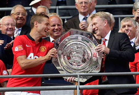 Đội trưởng Vidic nhận cúp và trao cho Moyes