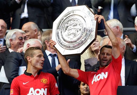 Lão tướng Giggs bên cạnh chiếc cúp Community Shield