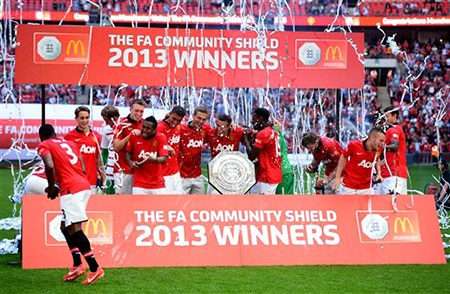 Hậu vệ người Pháp phụt Champagne vào các đồng đội