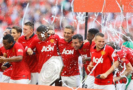 Các cầu thủ MU né Champagne của Evra