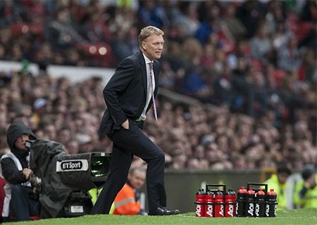 MU gục ngã trước Sevilla ngay tại thánh địa Old Trafford - 2 Moyes đứng ngồi không yên khi học trò bị thủng lưới
